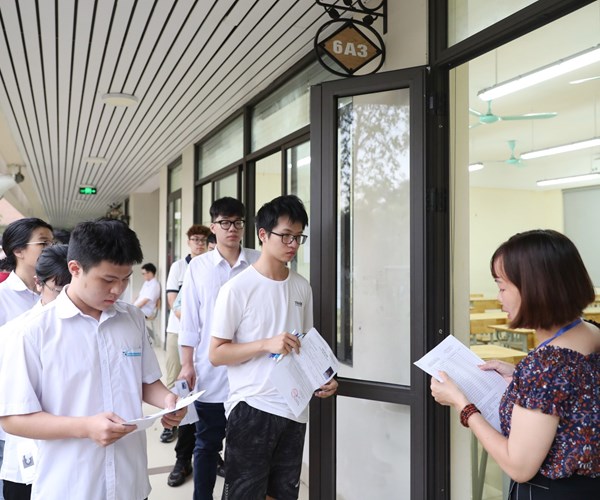 Hinh anh thi sinh buoc vao ngay thi dau tien ky thi tot nghiep THPT - Anh 2