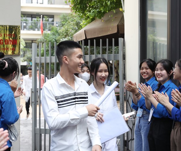 Hinh anh thi sinh buoc vao ngay thi dau tien ky thi tot nghiep THPT - Anh 17