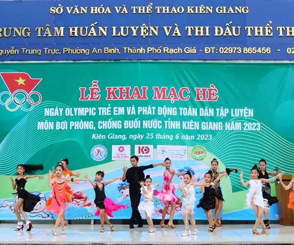 Xây dựng môi trường sống an toàn, thân thiện, lành mạnh cho trẻ em - Anh 1