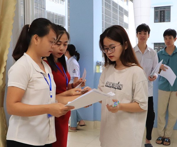 Gần 3.800 thí sinh Lai Châu bước vào ngày thi đầu tiên - Anh 1
