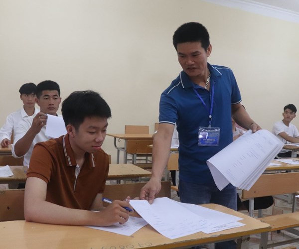 Gần 3.800 thí sinh Lai Châu bước vào ngày thi đầu tiên - Anh 2