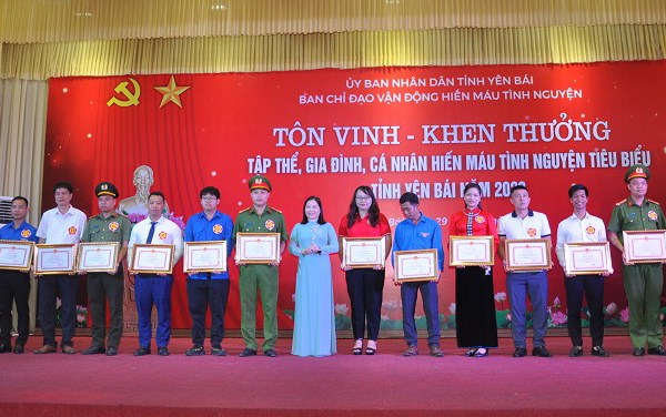 Yên Bái tôn vinh những tấm gương hiến máu tình nguyện tiêu biểu - Anh 1