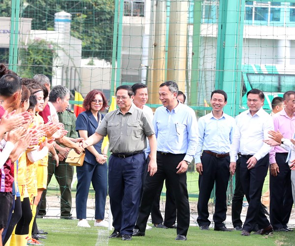 Thu tuong Pham Minh Chinh tham, dong vien doi tuyen nu truoc khi len duong du World Cup - Anh 1