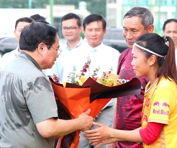 Thu tuong Pham Minh Chinh tham, dong vien doi tuyen nu truoc khi len duong du World Cup - Anh 10
