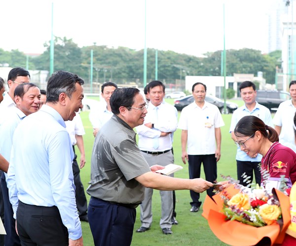Thu tuong Pham Minh Chinh tham, dong vien doi tuyen nu truoc khi len duong du World Cup - Anh 11