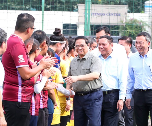 Thu tuong Pham Minh Chinh tham, dong vien doi tuyen nu truoc khi len duong du World Cup - Anh 2