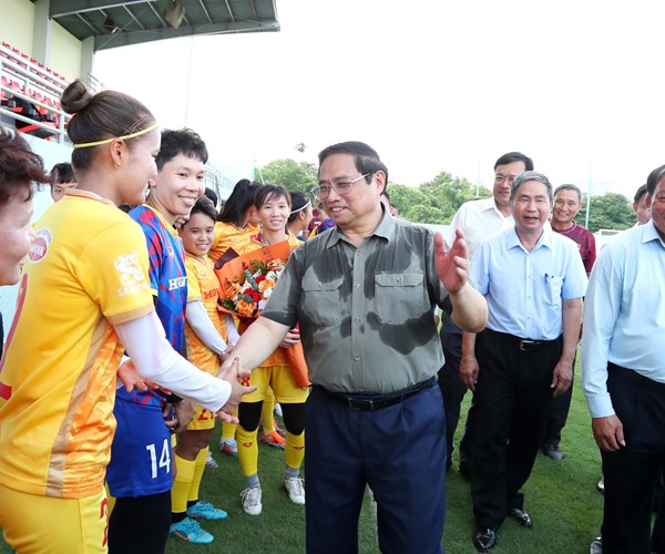Thu tuong Pham Minh Chinh tham, dong vien doi tuyen nu truoc khi len duong du World Cup - Anh 4
