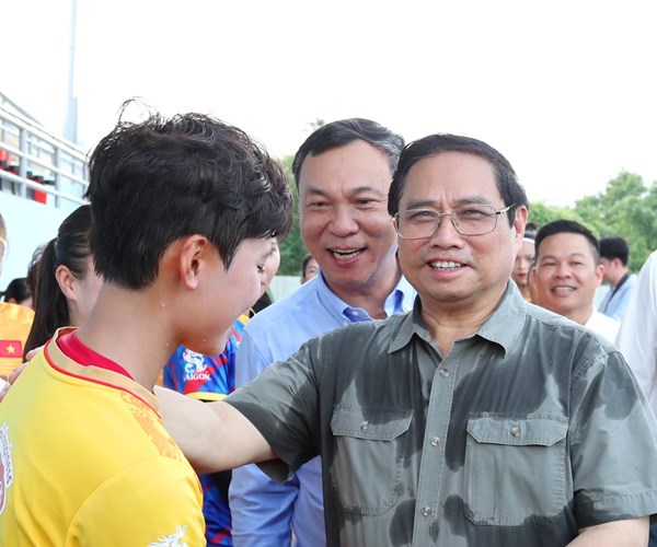 Thu tuong Pham Minh Chinh tham, dong vien doi tuyen nu truoc khi len duong du World Cup - Anh 5