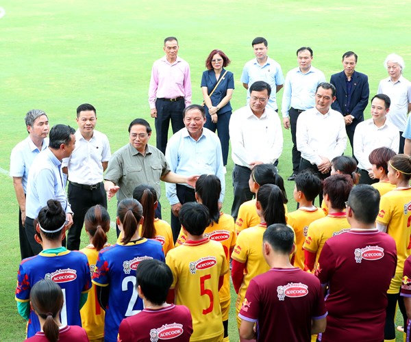 Thu tuong Pham Minh Chinh tham, dong vien doi tuyen nu truoc khi len duong du World Cup - Anh 7
