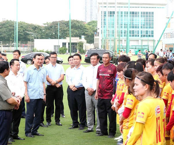 Thu tuong Pham Minh Chinh tham, dong vien doi tuyen nu truoc khi len duong du World Cup - Anh 9