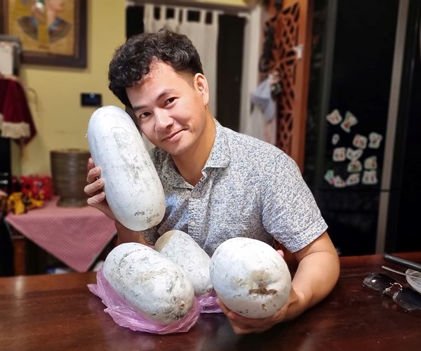 NSƯT Xuân Bắc chào bán bí xanh cho người dân Ba Bể - Anh 1