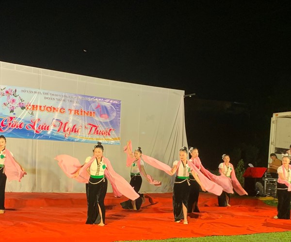 Đoàn Nghệ thuật Điện Biên biểu diễn phục vụ nhân dân các dân tộc tại Tuần Giáo - Anh 2