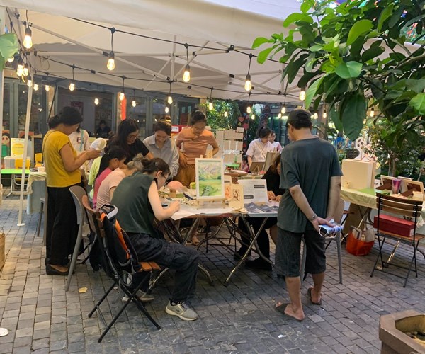 Chợ đêm tháng 7 tại phố sách - Anh 1