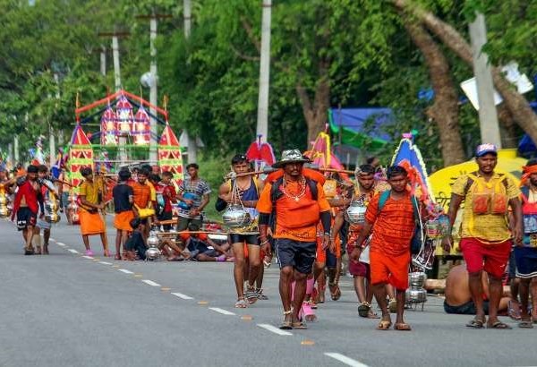 Ấn Độ: Hàng triệu tín đồ Hindu hành hương trong lễ Kanwar Yatra - Anh 1