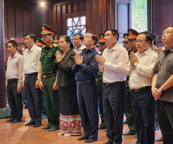 Dâng hương tưởng niệm các anh hùng liệt sĩ tại TP. Điện Biên Phủ - Anh 3