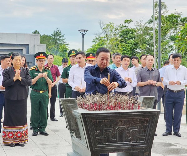 Dâng hương tưởng niệm các anh hùng liệt sĩ tại TP. Điện Biên Phủ - Anh 2