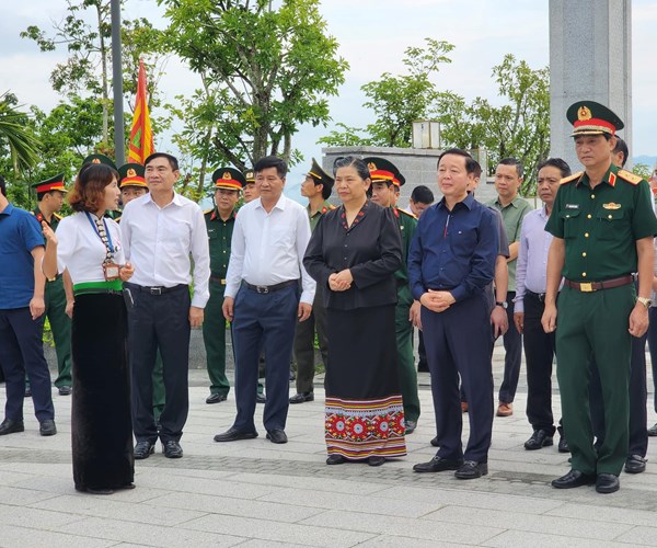 Dâng hương tưởng niệm các anh hùng liệt sĩ tại TP. Điện Biên Phủ - Anh 4