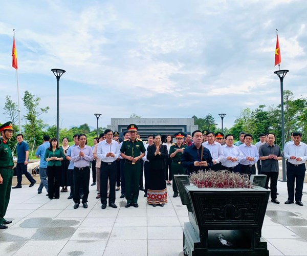 Dâng hương tưởng niệm các anh hùng liệt sĩ tại TP. Điện Biên Phủ - Anh 1
