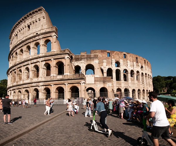Italia điều tra vụ vé tham quan đấu trường Colosseum bị 'đội giá' - Anh 1