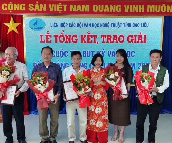 Trao giải Cuộc thi Bút ký văn học khu vực ĐBSCL - Anh 1