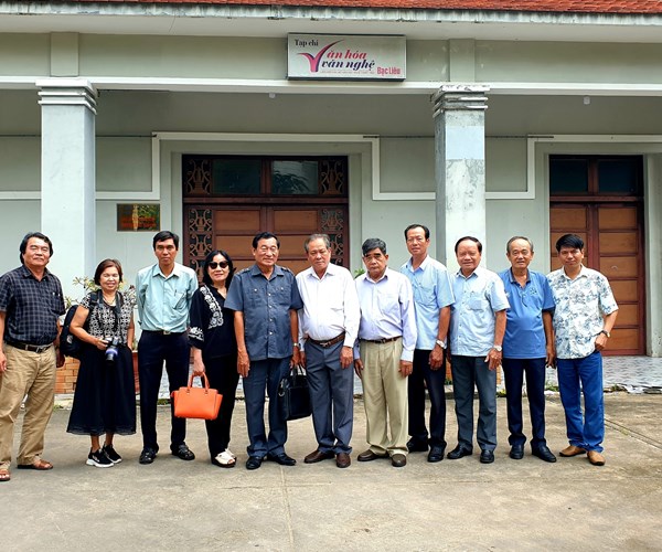Hội Văn học nghệ thuật Kiên Giang trao đổi kinh nghiệm sáng tác tại Bạc Liêu - Anh 1
