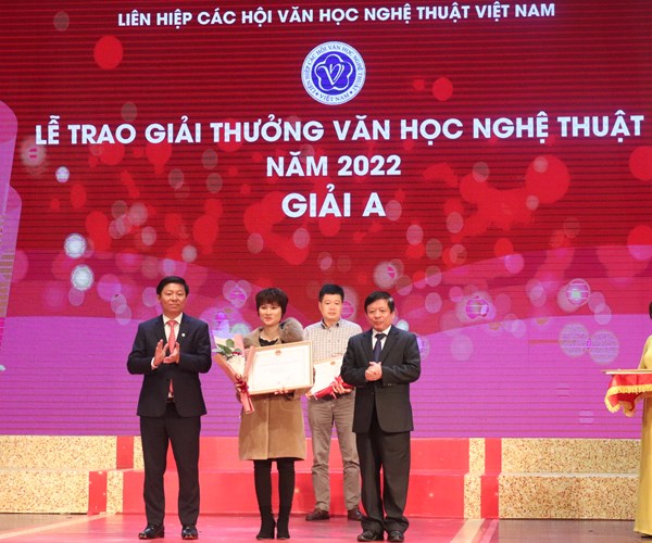 Mối quan hệ mật thiết giữa văn hoá với văn học nghệ thuật - Anh 1