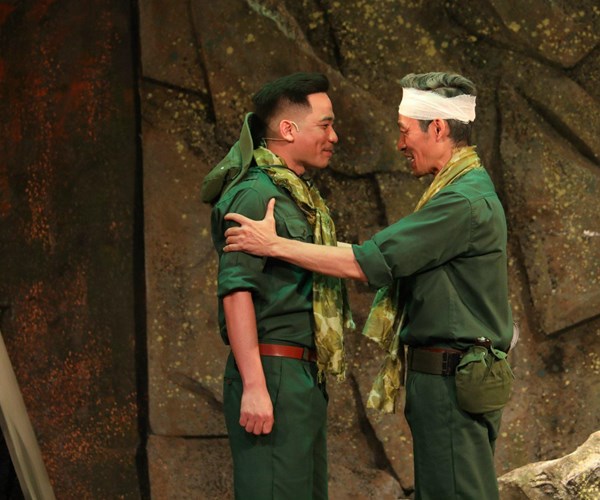 Xúc động khi xem “Đại đội trưởng của tôi” trên sân khấu chèo quân đội - Anh 2