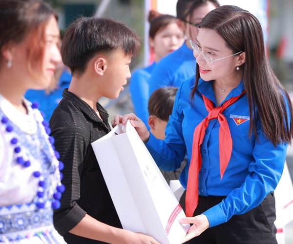 Nhiều hoạt động chăm lo thiếu nhi vào dịp Tết Trung thu - Anh 2