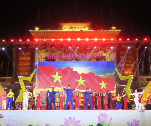 Đặc sắc đêm nghệ thuật “Giai điệu tự hào” thành phố Cảng - Anh 1