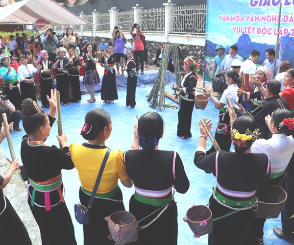 Lễ hội Mừng cơm mới của người Khơ Mú ở Than Uyên - Anh 1