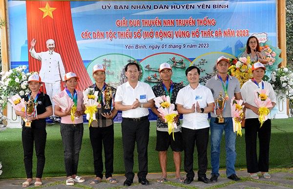 Giải đua thuyền nan truyền thống các dân tộc vùng hồ Thác Bà - Anh 2