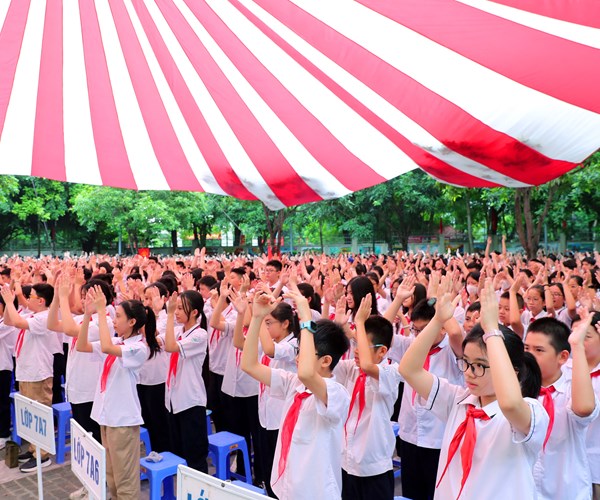 Thay va tro truong THCS Nghia Tan han hoan don chao nam hoc moi - Anh 1