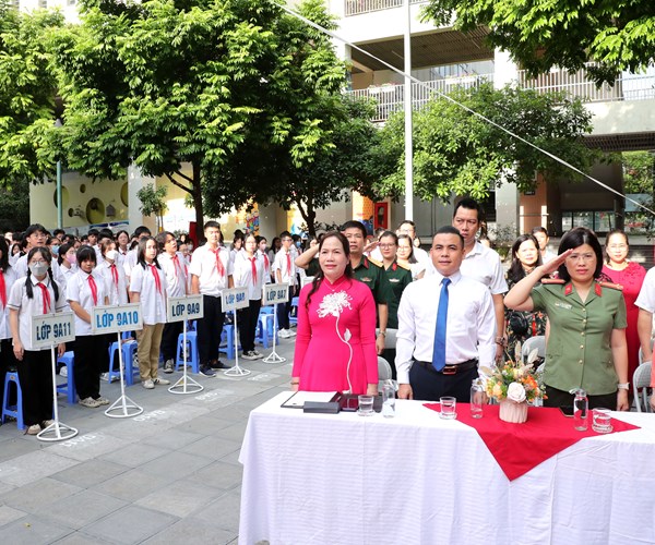 Thay va tro truong THCS Nghia Tan han hoan don chao nam hoc moi - Anh 3