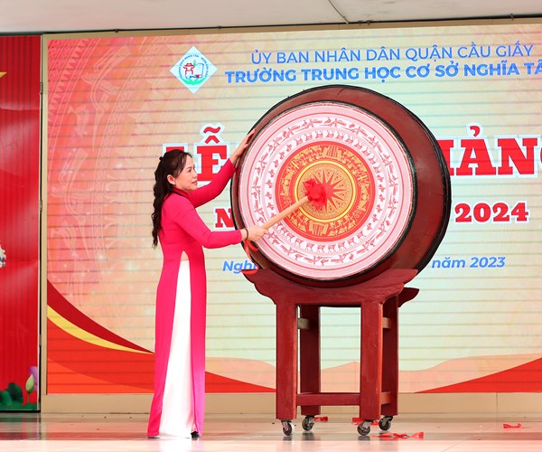 Thay va tro truong THCS Nghia Tan han hoan don chao nam hoc moi - Anh 4