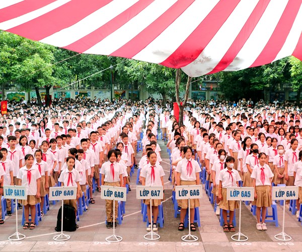 Thay va tro truong THCS Nghia Tan han hoan don chao nam hoc moi - Anh 6
