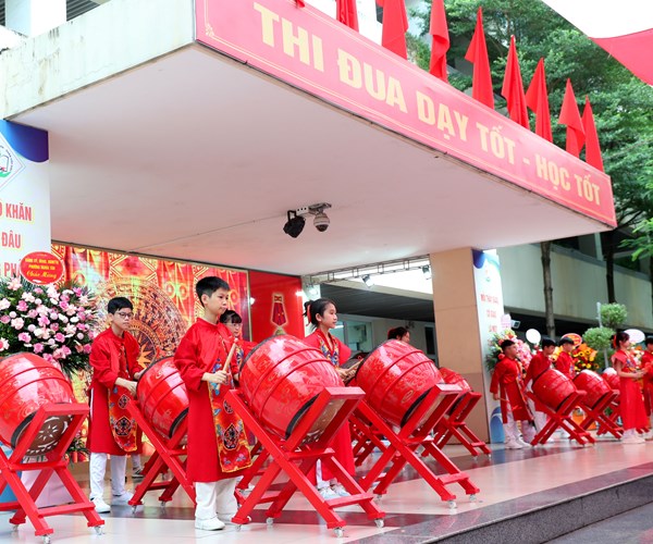 Thay va tro truong THCS Nghia Tan han hoan don chao nam hoc moi - Anh 7