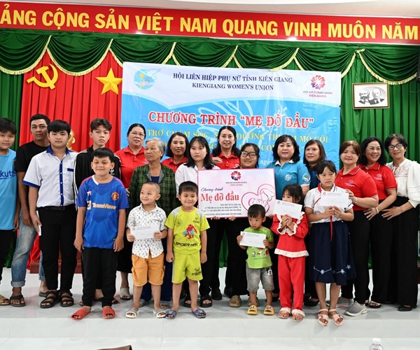 Kiên Giang: Trao tặng 37 suất quà cho trẻ em mồ côi do Covid-19 - Anh 1