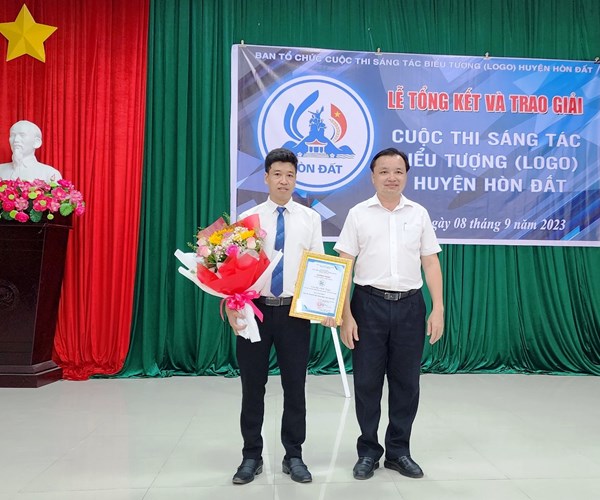 Trao giải cuộc thi sáng tác logo huyện Hòn Đất - Anh 1
