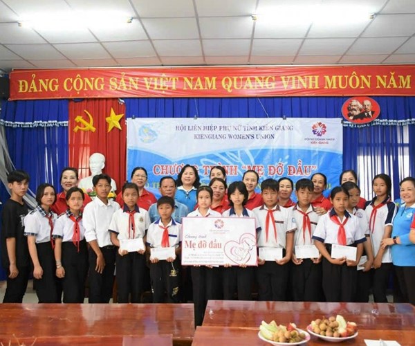 “Mẹ đỡ đầu” tặng quà cho trẻ em mồ côi Kiên Giang - Anh 1