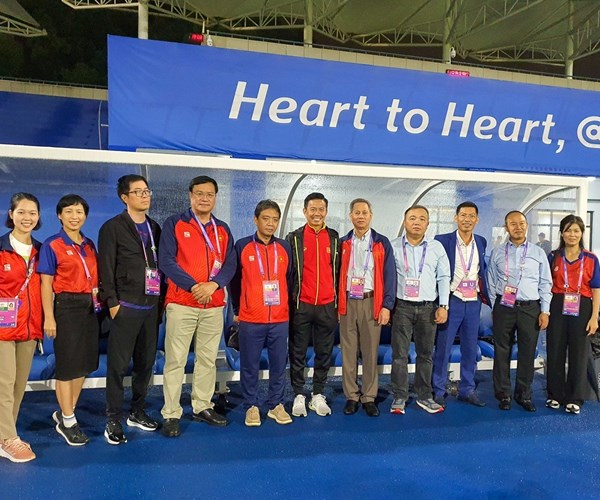 Thứ trưởng Hoàng Đạo Cương thăm, động viên đội tuyển Olympic Việt Nam - Anh 2