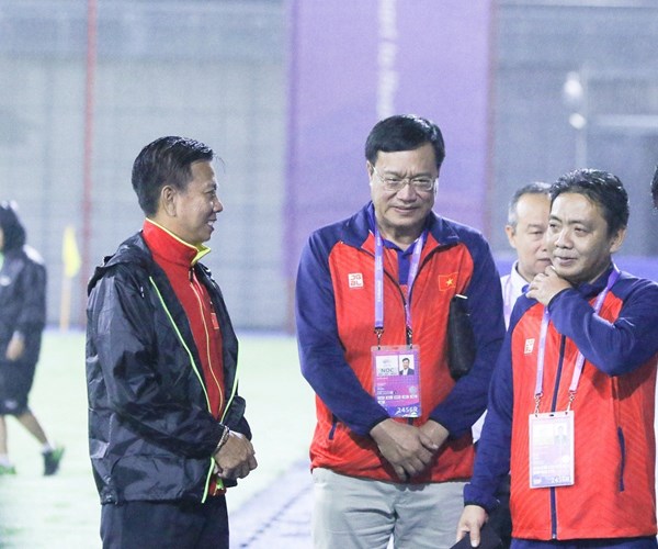 Thứ trưởng Hoàng Đạo Cương thăm, động viên đội tuyển Olympic Việt Nam - Anh 1