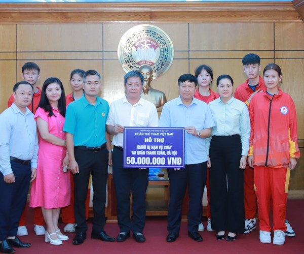 Công đoàn Bộ VHTTDL trao gói hỗ trợ các nạn nhân vụ cháy chung cư mini - Anh 1
