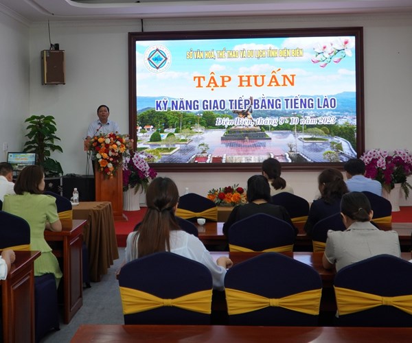 50 học viên tham gia lớp kỹ năng giao tiếp bằng tiếng Lào - Anh 1