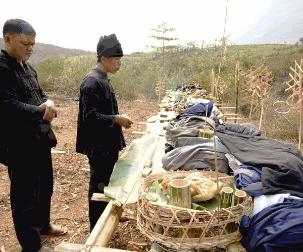Doc dao Le cung than rung cua nguoi Khang o Dien Bien - Anh 4