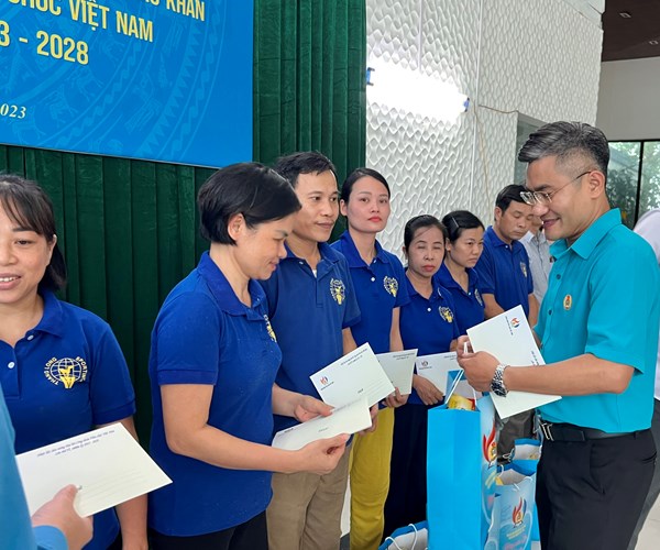 Trao quà cho đoàn viên, người lao động có hoàn cảnh khó khăn thuộc Công đoàn Bộ VHTTDL - Anh 2