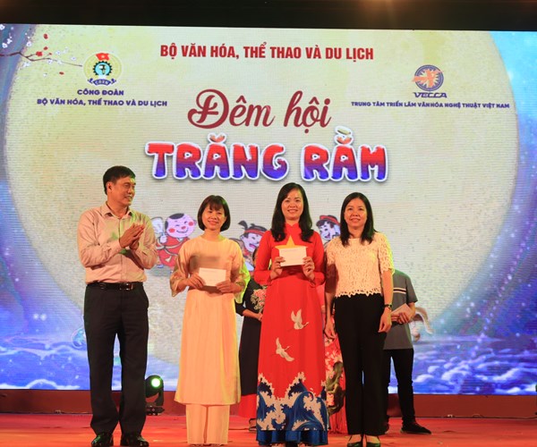 Công đoàn Bộ VHTTDL: Sôi nổi Tết Trung thu “Đêm hội trăng rằm” - Anh 7