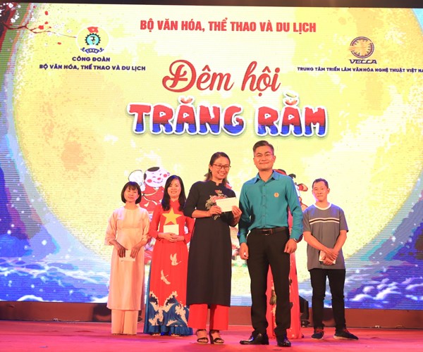 Công đoàn Bộ VHTTDL: Sôi nổi Tết Trung thu “Đêm hội trăng rằm” - Anh 6