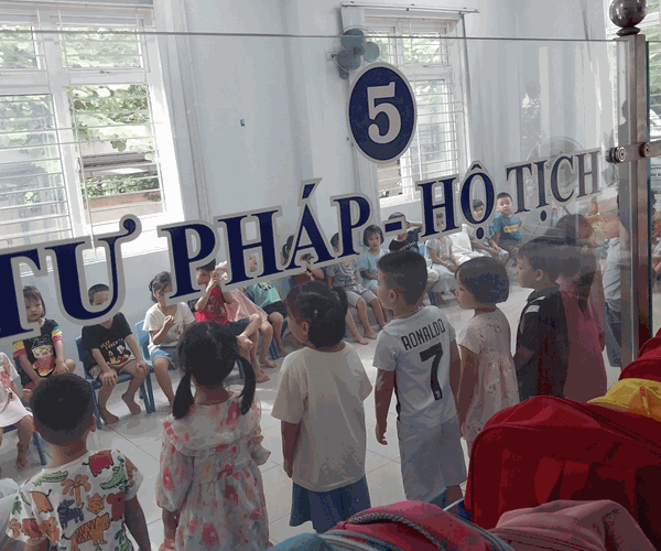 Một trường mầm non ở Huế bị đình chỉ, trẻ phải đến học tạm tại trụ sở phường - Anh 1