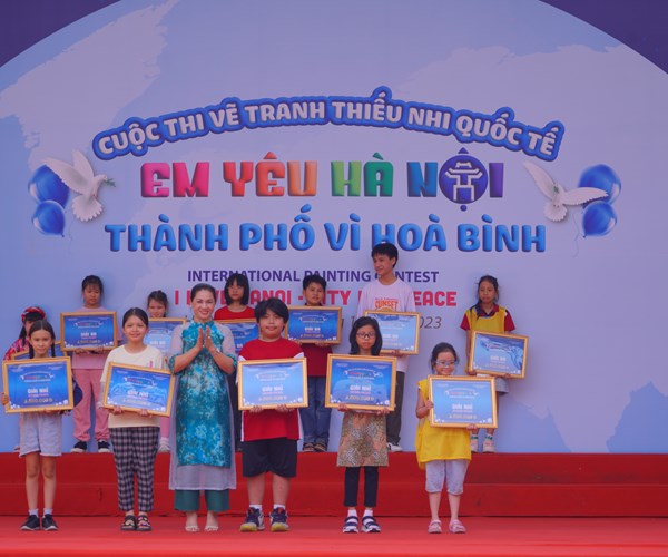 Hơn 300 thiếu nhi thi vẽ tranh 