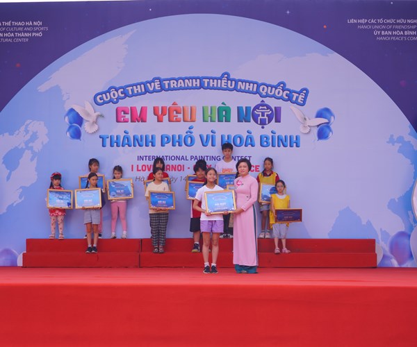 Hơn 300 thiếu nhi thi vẽ tranh 